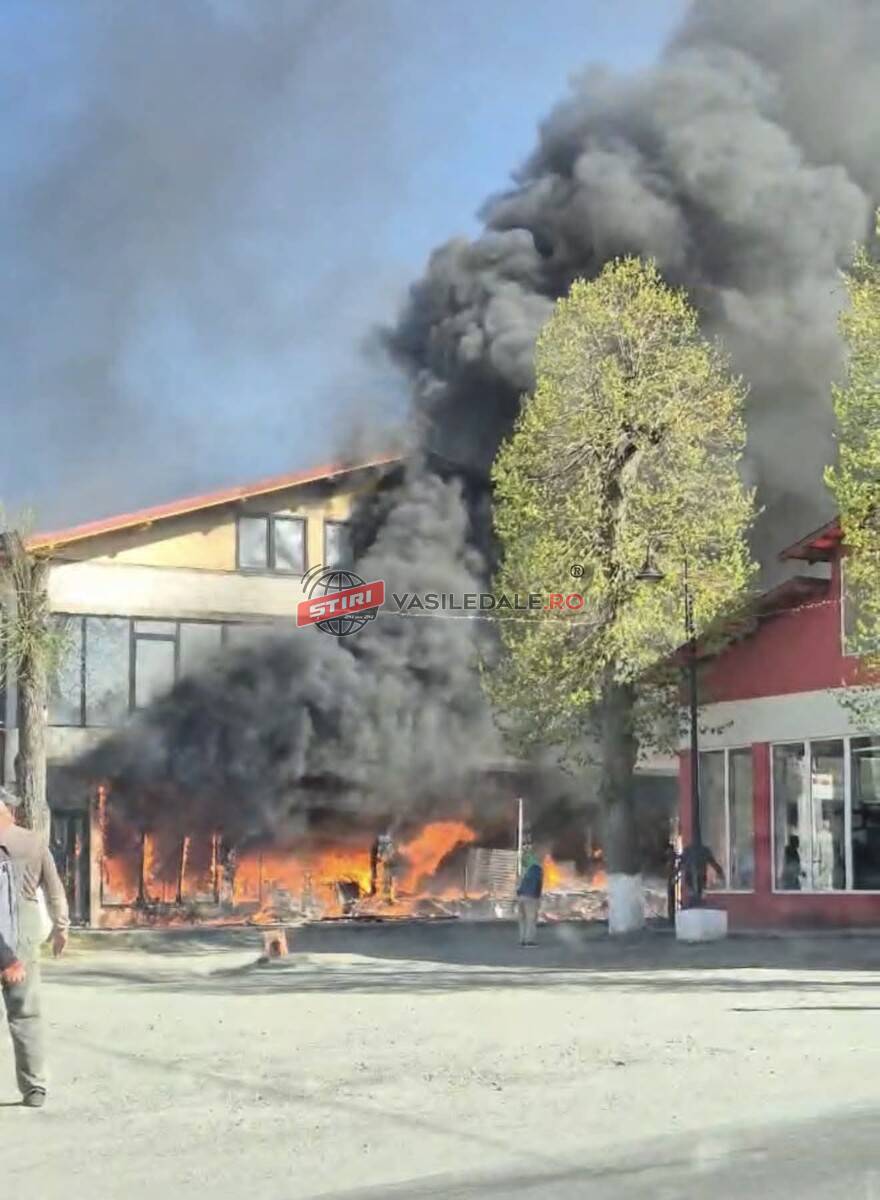 EXCLUSIV: Magazinul central din Copalnic Mănăștur arde ca o torță (VIDEO)