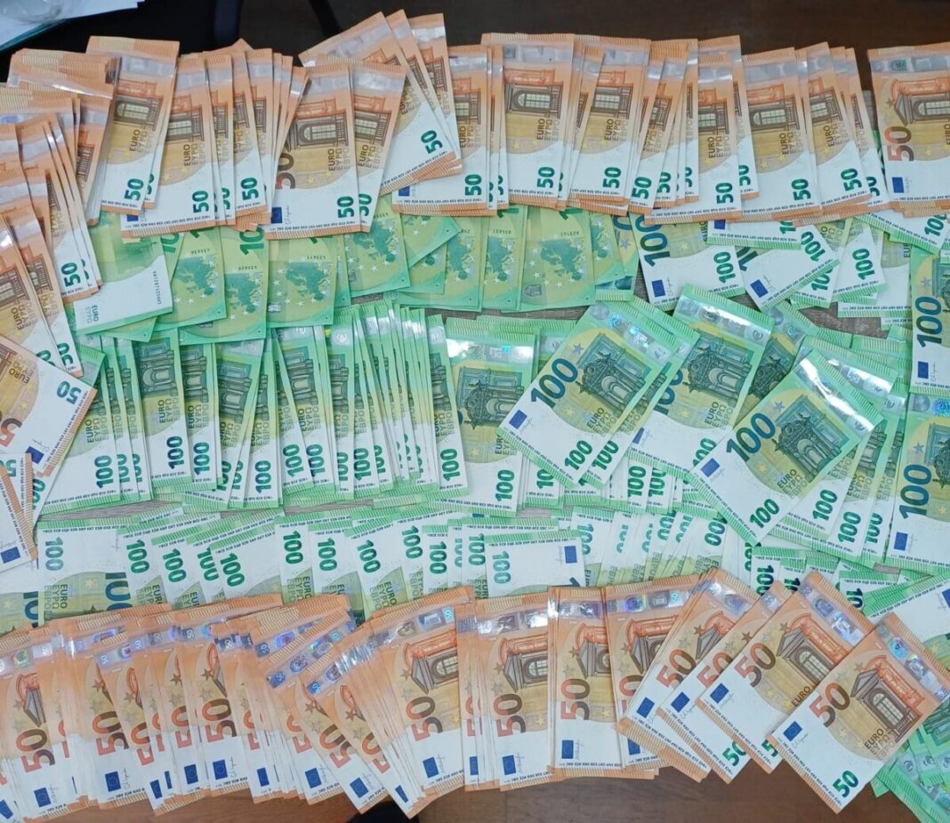 Sume uriașe descoperite la frontieră: Peste 92.000 de euro și zeci de mii de dolari, ridicate de polițiști