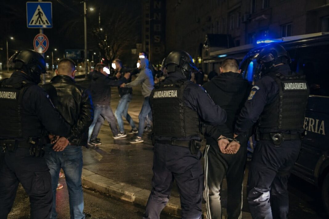 EXCLUSIV: BAIA MARE SĂLBATICĂ – Doi recidiviști au fost încătușați cu greu în zona Semilună de echipajul Jandarmeriei. Amenințau oamenii pe stradă