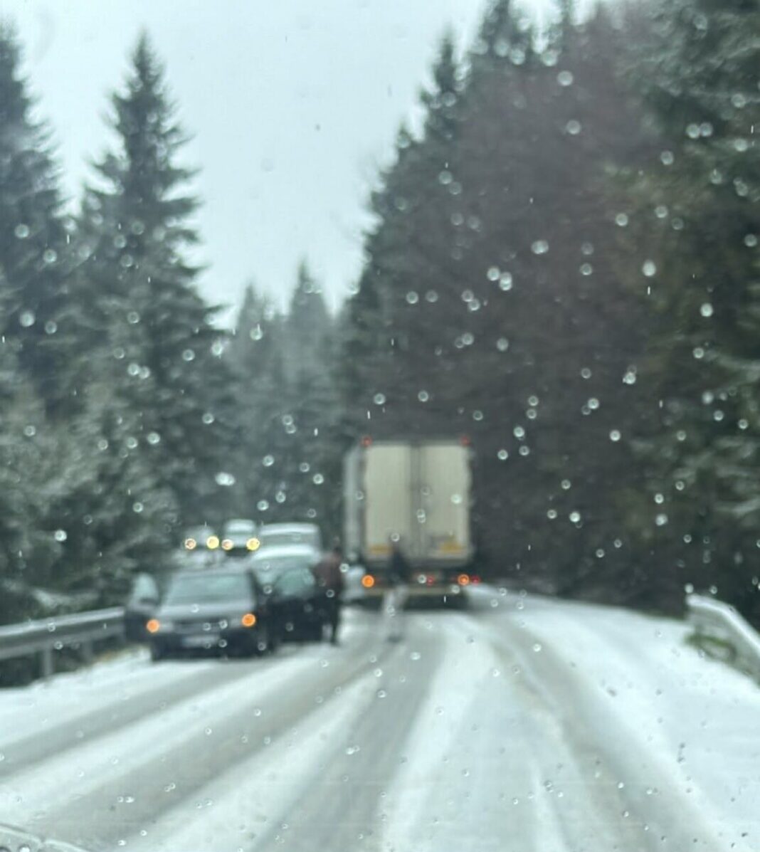 VIDEO: Ploi, măzăriche și temperaturi scăzute în Baia Mare, la Cavnic ninge (ACTUALIZARE)