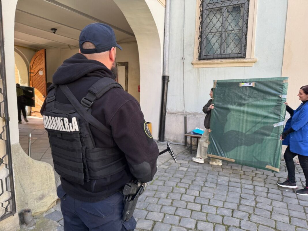 Lucrări de artă în valoare de 420.000 de euro transportate în siguranță sub escorta specializată a Jandarmeriei Maramureș