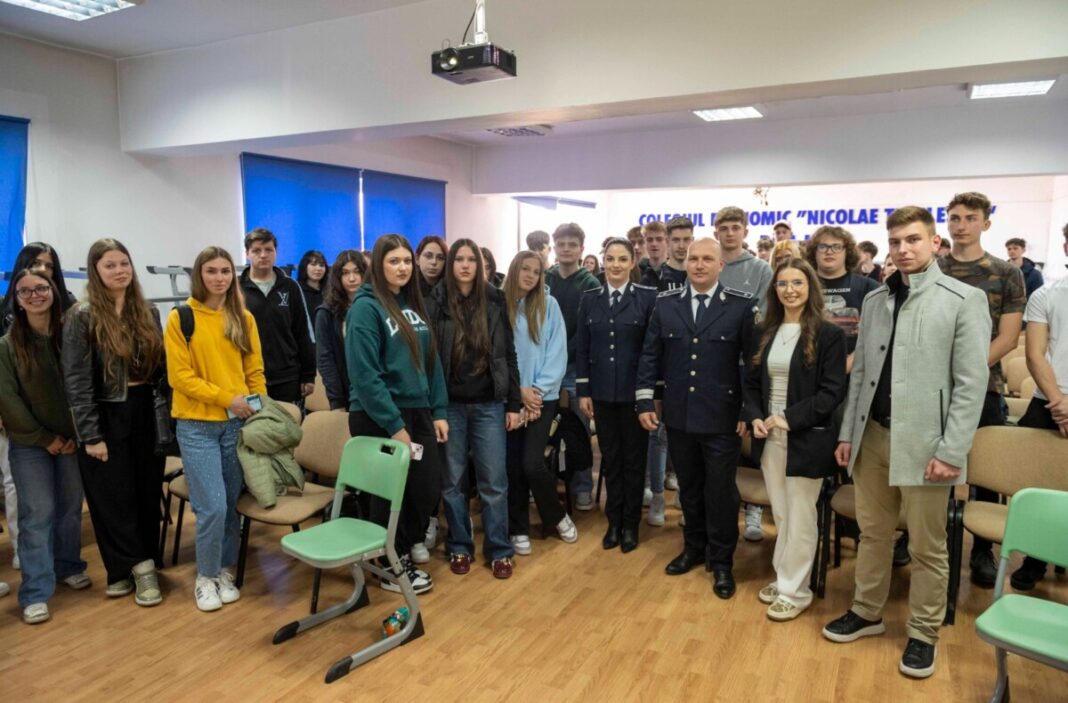 CINE ALEGI SĂ FII? Polițiștii din Maramureș promovează cariera în uniformă în rândul elevilor