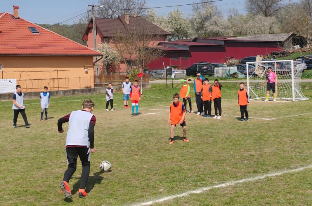 Bază sportivă inaugurată la Ciolt: Comunitatea s-a unit pentru un proiect de suflet
