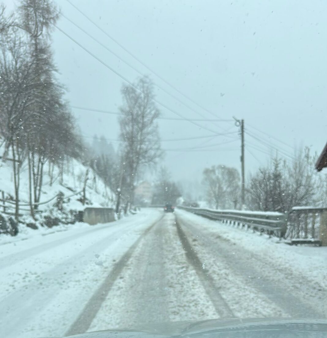 Pasul Prislop, blocat din cauza stratului de zăpadă care acoperă carosabilul – foto