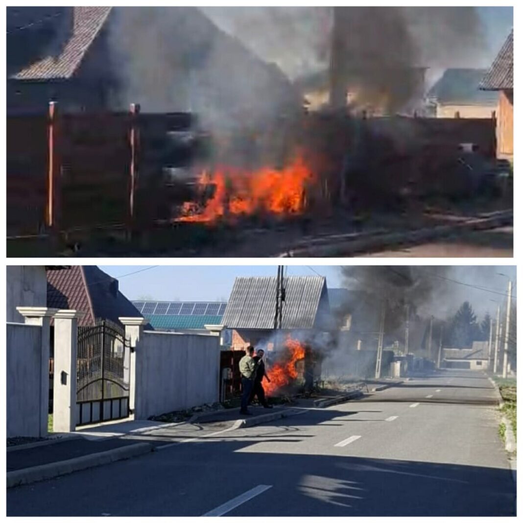 INCONȘTIENȚĂ MAXIMĂ: Au aprins vegetația și s-a extins la gardul unei gospodării din Ocna Șugatag (VIDEO)