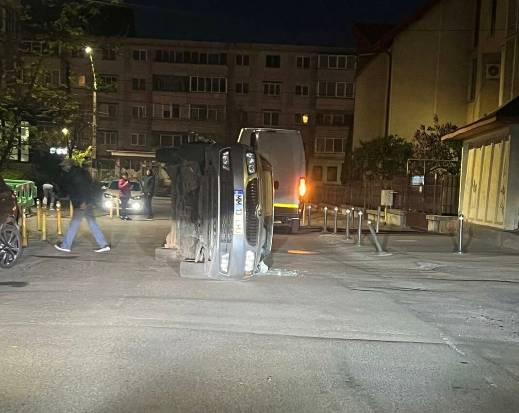 FOTO: Un bărbat de 70 de ani s-a răsturnat cu mașina pe o stradă din Baia Mare
