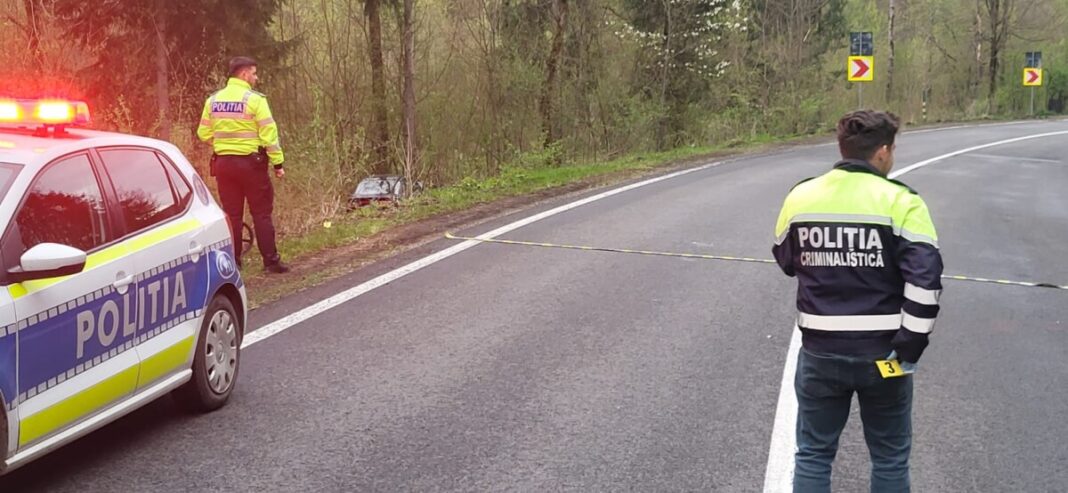 RUTIERE: Șofer și pasageră răniți după ce mașina a lovit un copac în Pasul Hera (FOTO). Aproape 80 de autovehicule verificate și 27 de sancțiuni la Ulmeni și Fărcașa