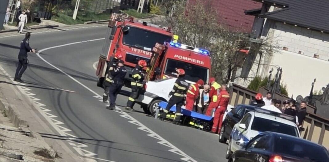 FOTO: Un șofer a ajuns într-o poartă din Sat Șugatag. Ce preocupări avea la volan?