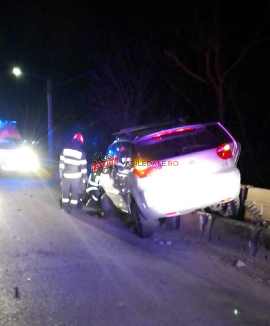 FOTO: Un borșean a intrat cu mașina într-un parapet pe DN17. Trei borșeni răniți