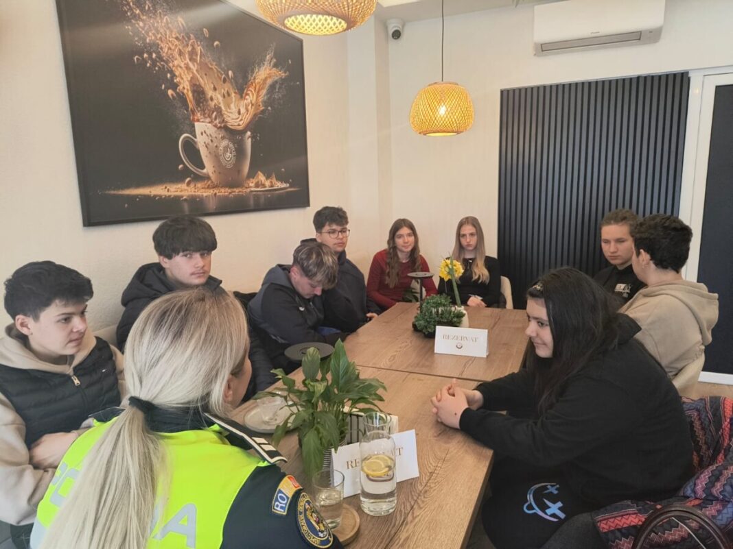 POLIȚIȘTII MAI APROAPE DE ELEVI: Dialog deschis cu elevii Liceului Tehnologic “George Barițiu” într-un cadrul relaxant, la o limonadă