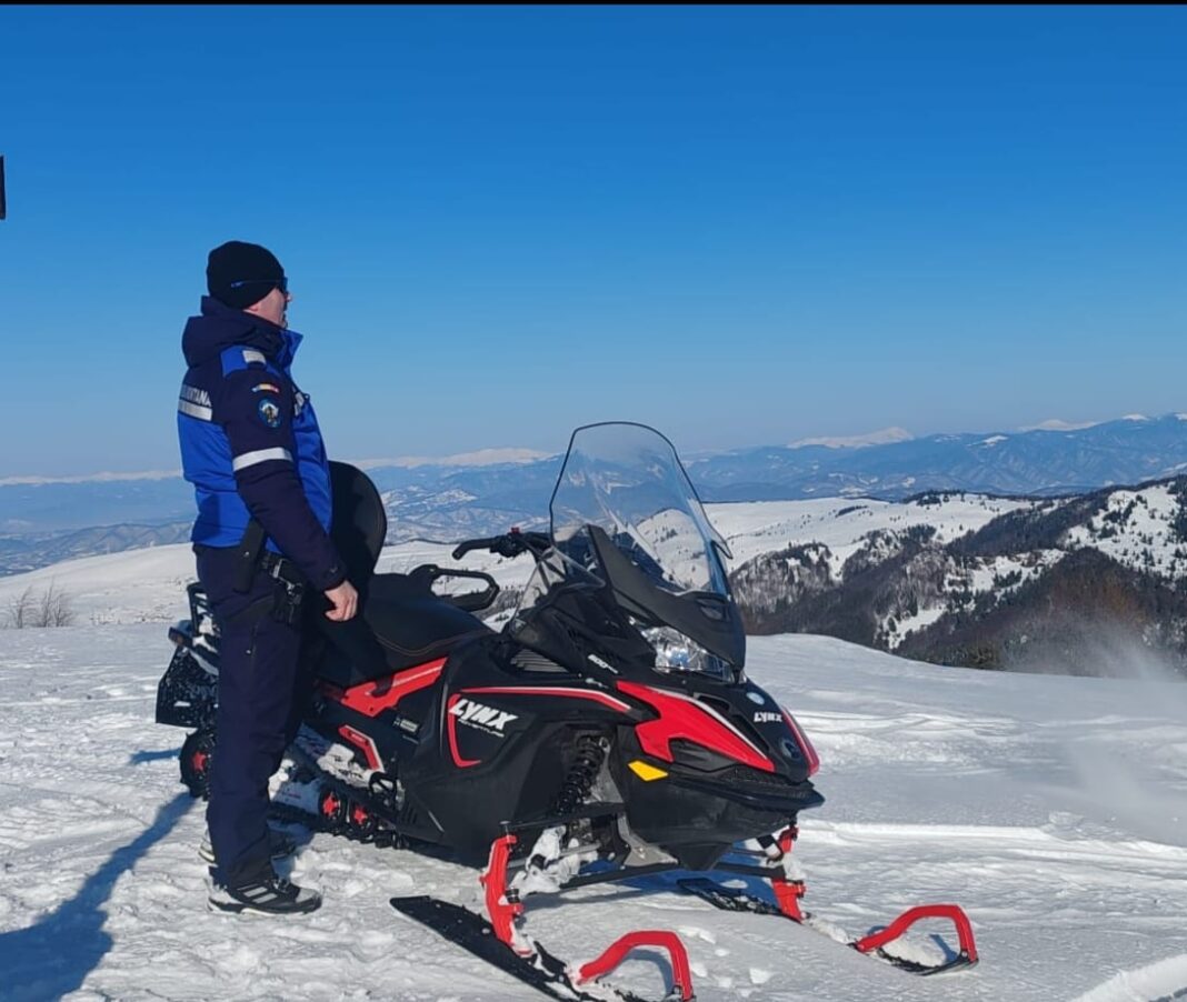 A intrat cu snowmobilul în Parcul Național Munții Rodnei iar jandarmii l-au amendat cu 3.000 de lei