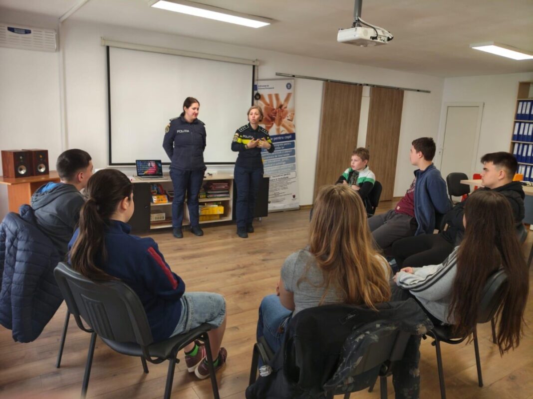 SIGURANȚA CELOR MICI NU INTRĂ ÎN VACANȚĂ: Polițiștii Biroului Siguranță Școlară, alături de elevi