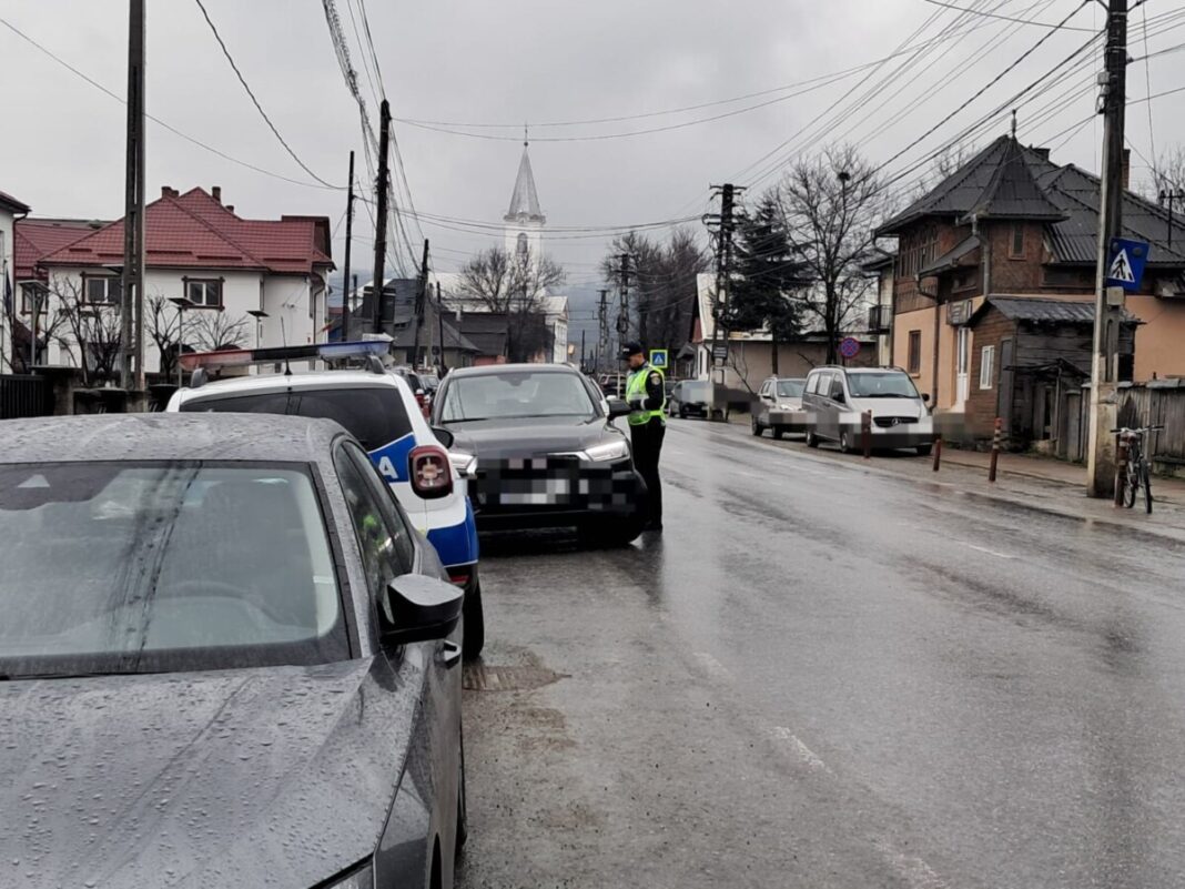 ÎN TRAFIC: Șofer băut, ajuns cu mașina în șanț în Groși. Pietonii băimăreni, în vizorul poliției rutiere. Bărbat de 35 de ani, în penitenciar pentru infracțiuni rutiere