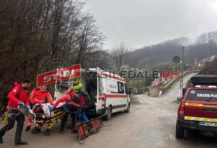 ULMOASA: Intervenție Salvamont pentru transportul unei persoane bolnave dintr-o zonă greu accesibilă