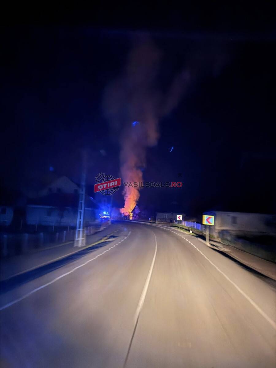 FOTO: SVSU și pompierii militari, intervenție comună la un incendiu în Târgu Lăpuș