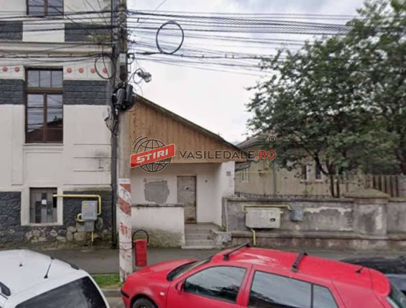 Privilegiu cu risc de incendiu la Biroul rutier Sighet: Deși prin acoperiș plouă, comisarul șef își face acces privat la birou!