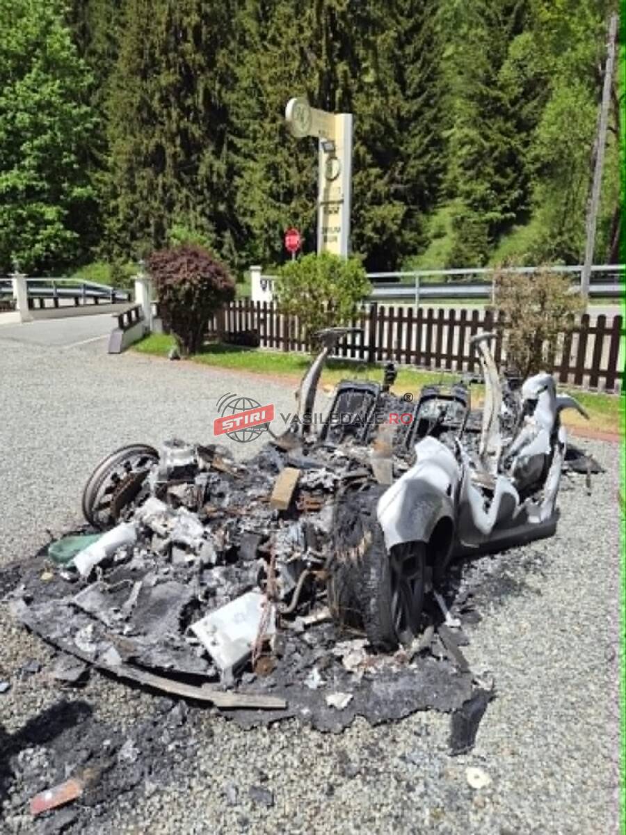 EXCLUSIV: IREAL ce a rămas dintr-o TESLA în parcarea unui hotel din Borșa! 2 cagulați ar fi aprins-o? (galerie foto)