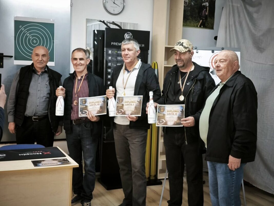 Cadre militare în rezervă și retragere, reunite la un concurs de tir în Maramureș