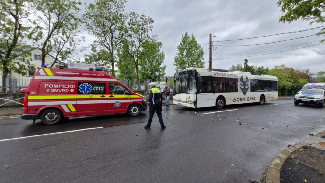 ACCIDENT ÎN BAIA MARE: Impact între un autoturism și un autobuz Urbis pe strada Horea (foto)