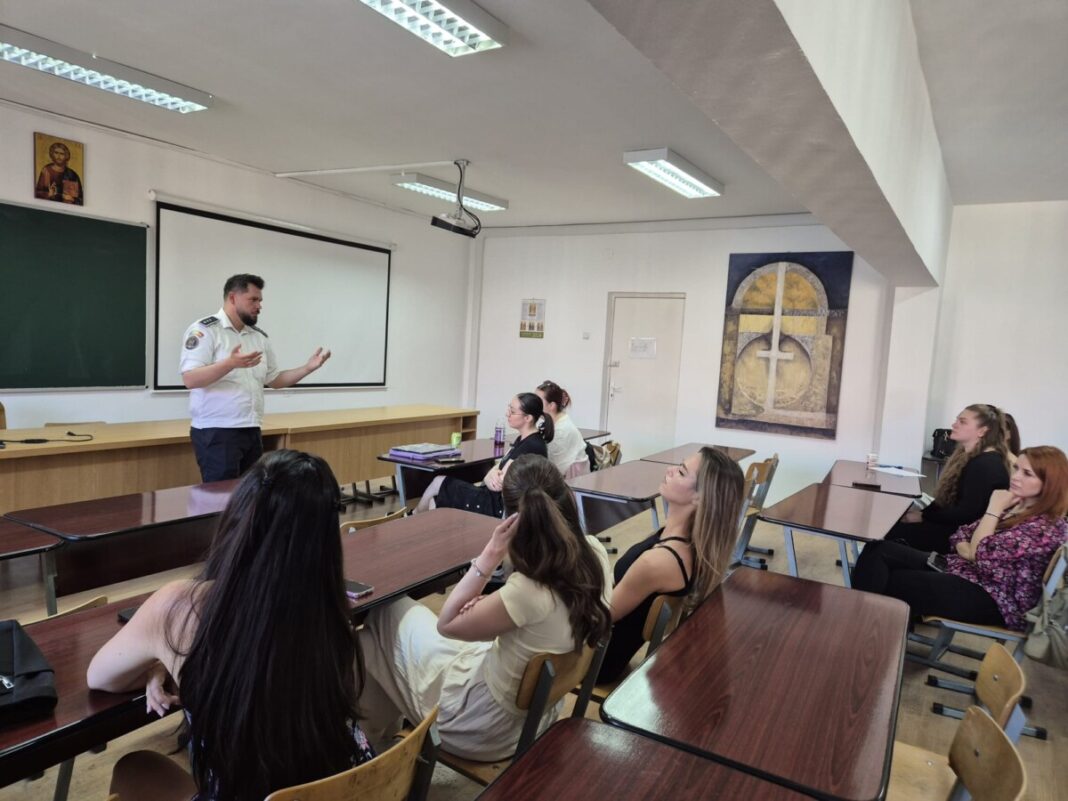 Polițiștii maramureșeni, activități preventive cu studenții de la Asistență Socială din Baia Mare