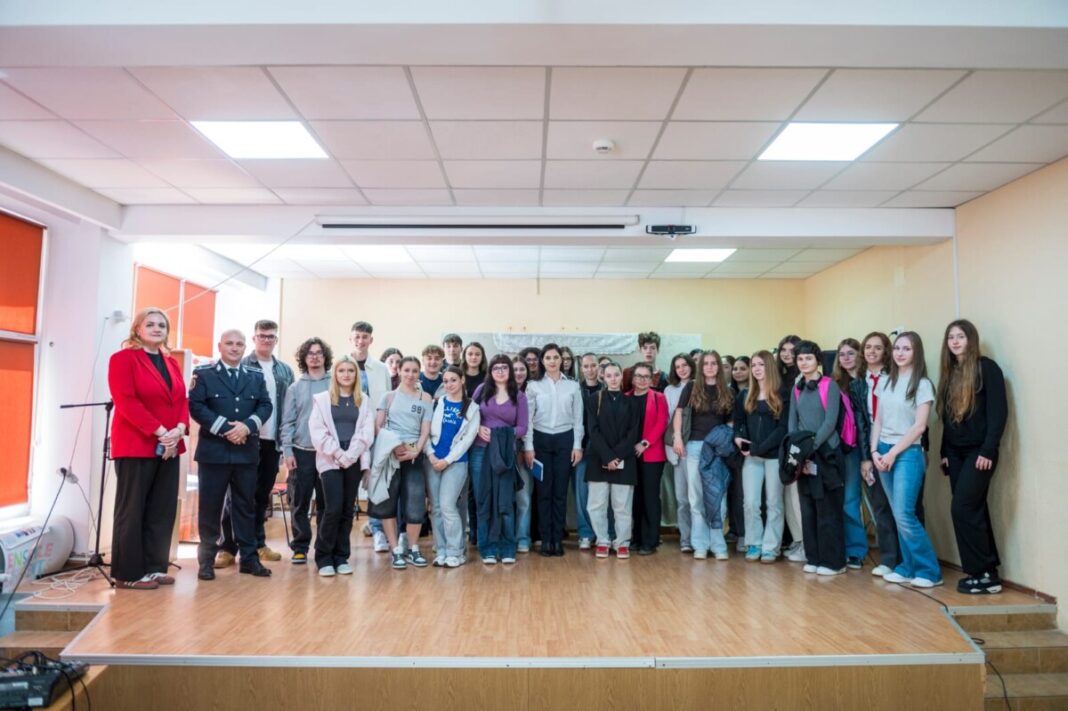 Elevii Colegiului „Mihai Eminescu” au aflat ce înseamnă profesia de polițist
