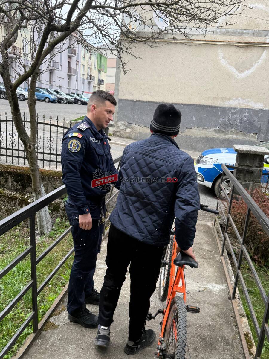 GEST APRECIAT LA CAVNIC: Un bărbat le-a mulțumit polițiștilor care i-au recuperat bicicleta