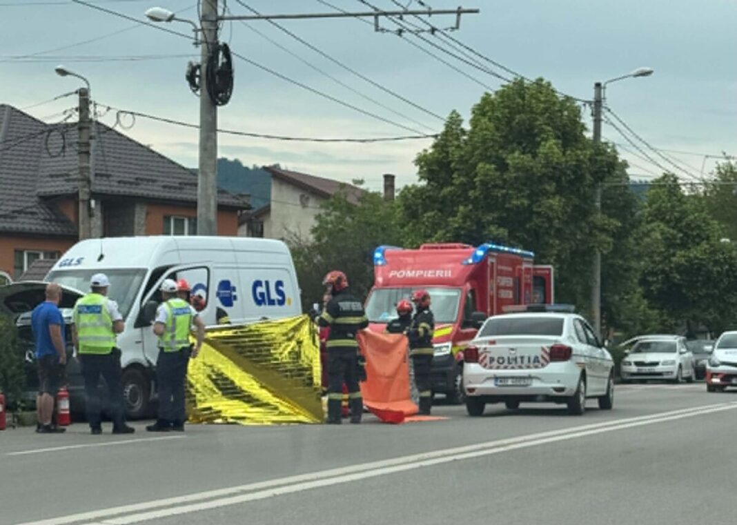 EXCLUSIV: Șofer de curierat, la 35 de ani infarct la volan. A lovit două mașini apoi s-a oprit într-un stâlp (VIDEO)