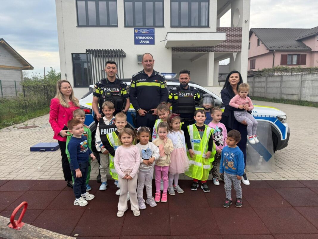Polițiștii din Maramureș, lecție de siguranță rutieră pentru copiii din Lăpușel