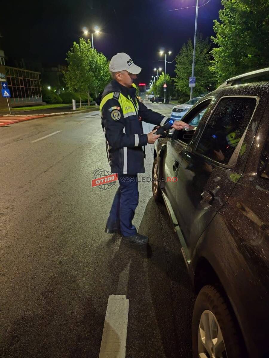 POLIȚIA RUTIERĂ ÎN ACȚIUNE: La 17 ani beat și fără permis a intrat cu mopedul într-un autoturism parcat. Alți doi șoferi beți la volan