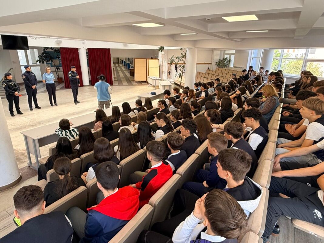 Peste 100 de elevi ai Școlii Gimnaziale „Dimitrie Cantemir”, la întâlnirea informativ-educativă în cadrul proiectului „MAI multă grijă, MAI multă siguranță”