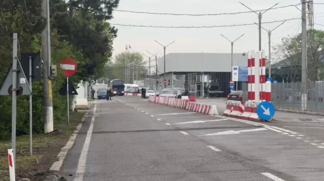 Polițiști de frontieră și angajați vamali, implicați într-un mare dosar de contrabandă. Peste 100 de percheziții la vămile din nord (VIDEO)
