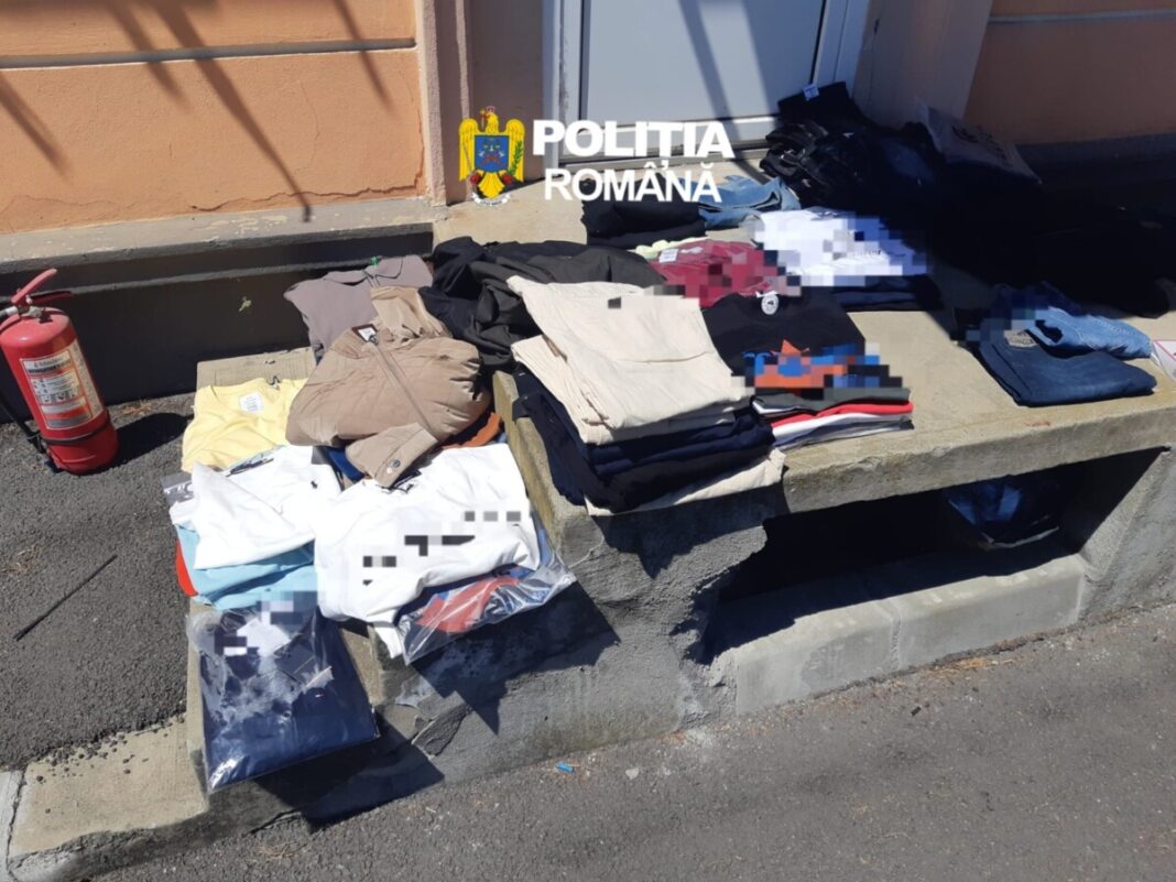 Haine și parfumuri suspecte de contrafacere, descoperite în portbagajul unei mașini