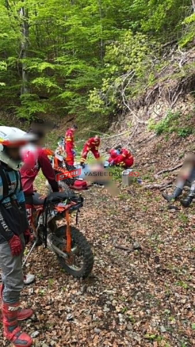TRAGEDIE în munții Bârgăului: Un tânăr de 18 ani și-a pierdut viața după ce a zburat cu motocicleta enduro într-o prăpastie (foto)
