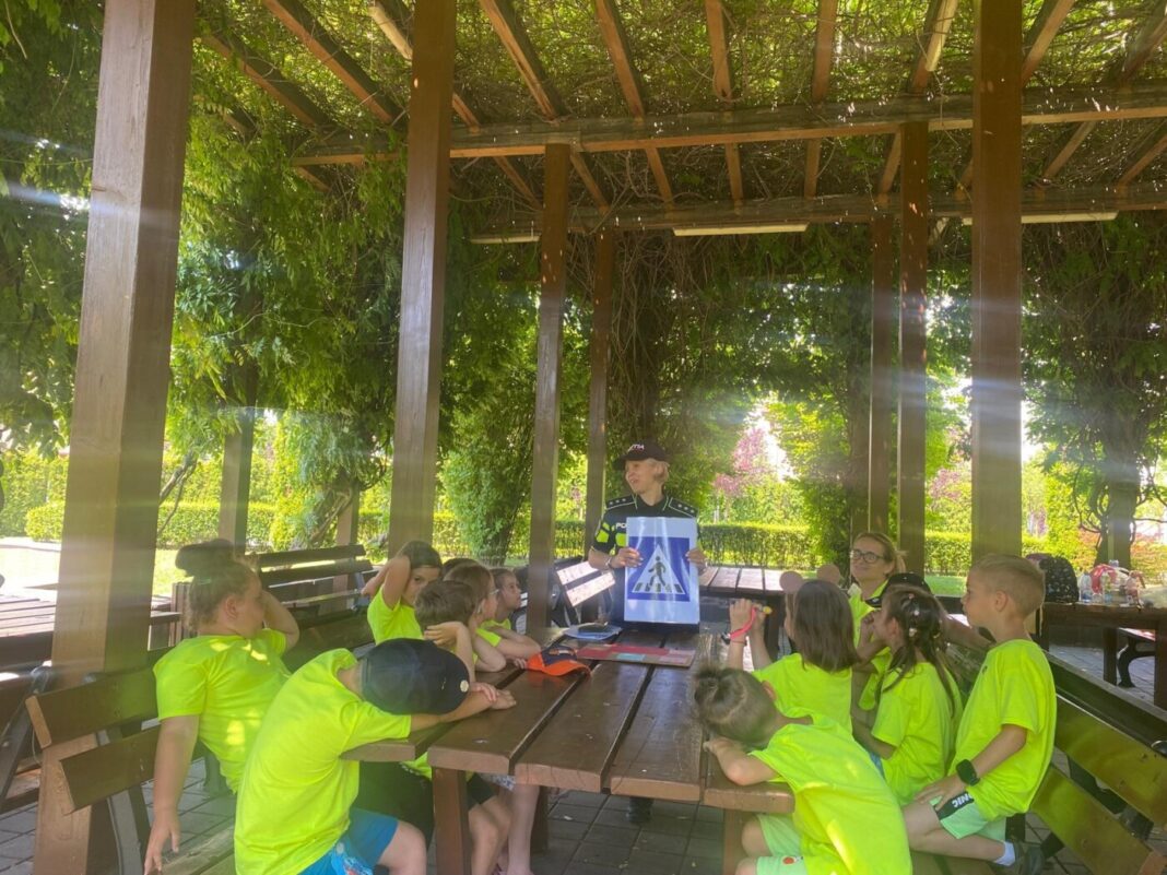 Educație rutieră și prevenire în vacanță: activități desfășurate de polițiști în două tabere din Maramureș