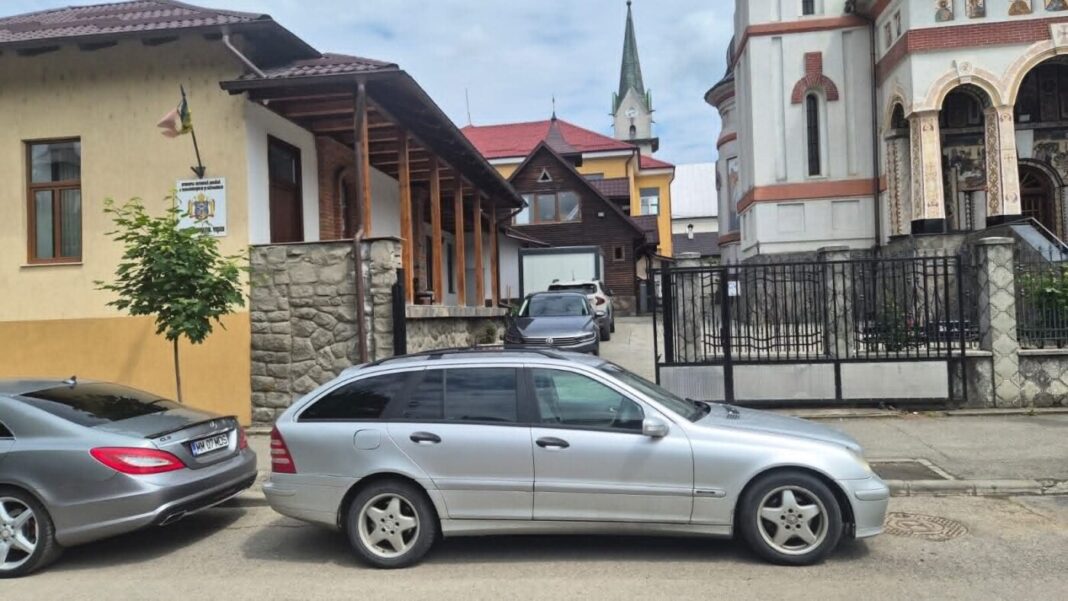 RĂZBUNARE SAU BĂTAIE DE JOC: Mașina fostului protopop al Vișeului, demis din funcție, blochează accesul în Protopopiat Ortodox. Preoții și protopopul nu pot pleca acasă și au cerut ajutorul poliției (galerie foto / actualizare)