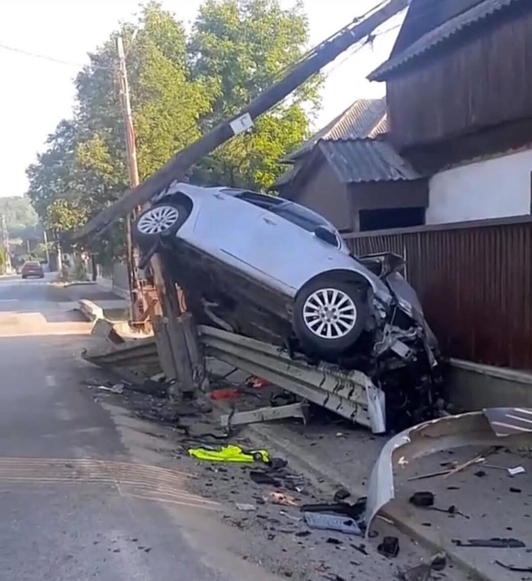 Tânăr șofer fără minte: Beat la volan și cu viteză și-a ”parcat” mașina pe un gard din Săcel (VIDEO)