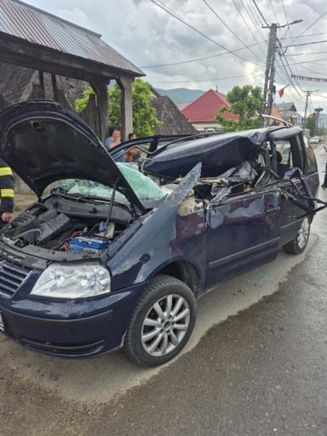 ACCIDENT ONCEȘTI: A întors cupa excavatorului și a lovit violent un autoturism care circula regulamentar (foto)