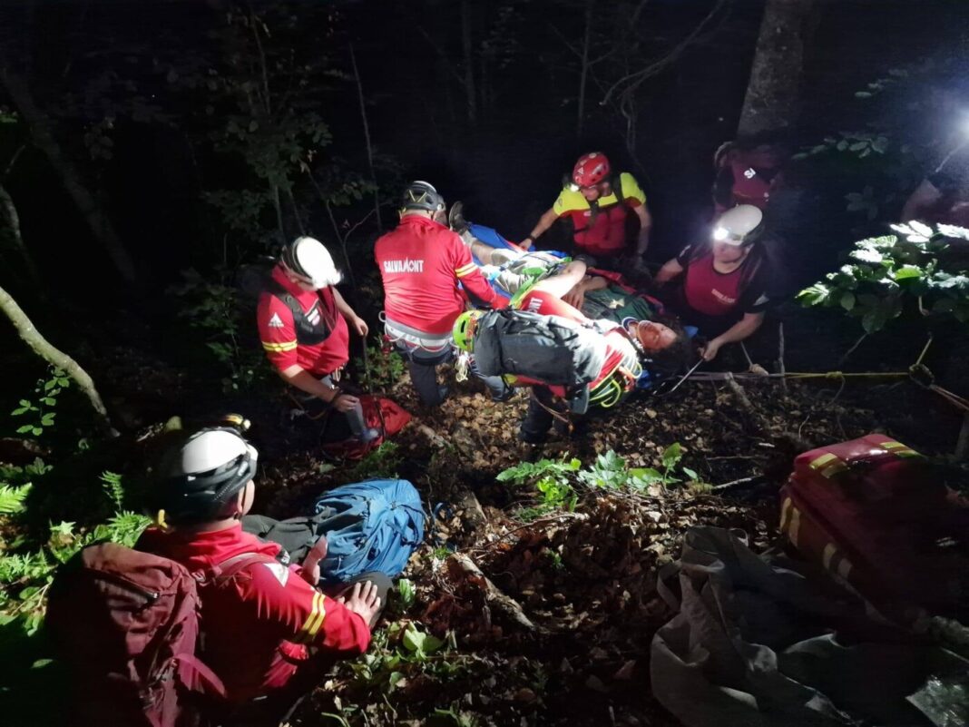 Trei englezi și un român salvați din zona ”Trei Apostoli” din munții Gutâi. Unul căzuse de pe o stâncă (foto/video)