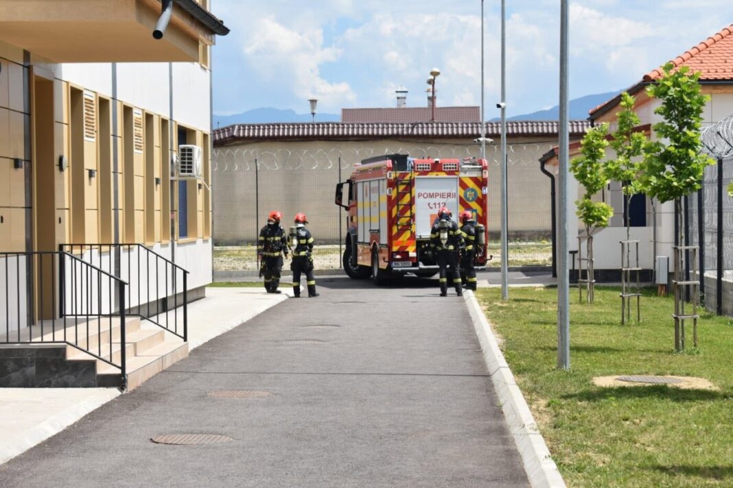 Exercițiu de simulare a unui incendiu la Penitenciarul Baia Mare