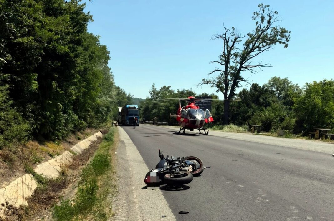 ACCIDENT PE DN 1C, ÎNTRE GLOD ȘI MESTEACĂN: Trafic blocat după ciocnirea dintre o mașină și o motocicletă – actualizare