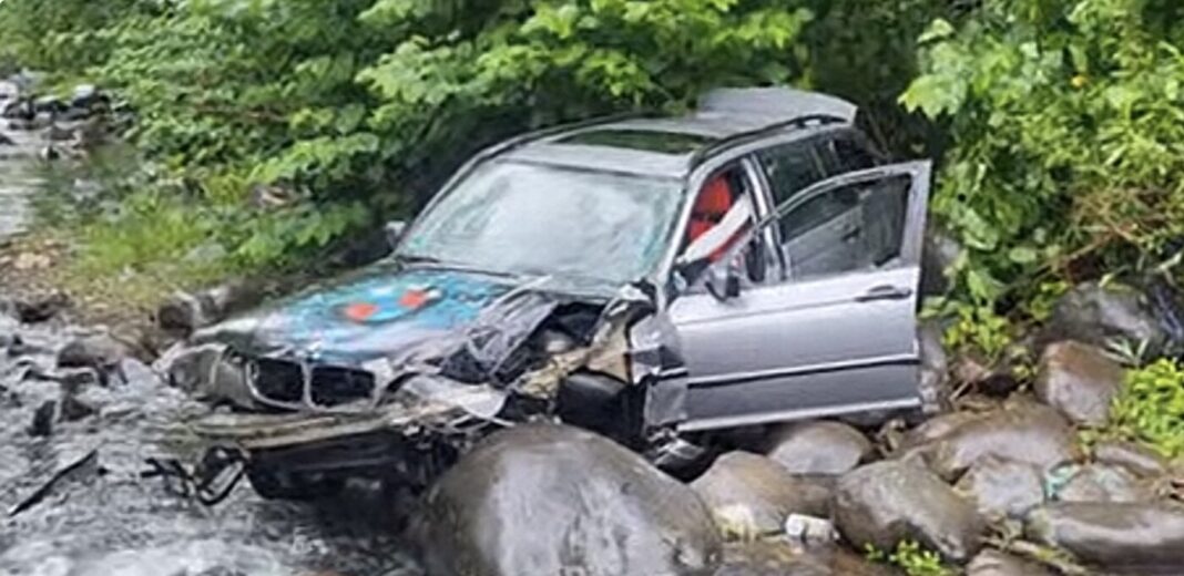 ACCIDENT PE CAROSABIL UMED LA SÂRBI: Un șofer de 22 de ani a ajuns la spital după ce a ajuns cu mașina într-un pârâu