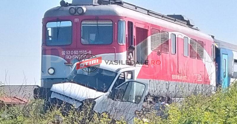 FOTO. Mașină lovită de trenul Baia Mare – Viena. O persoană aruncatǎ din maşinǎ, rănită grav