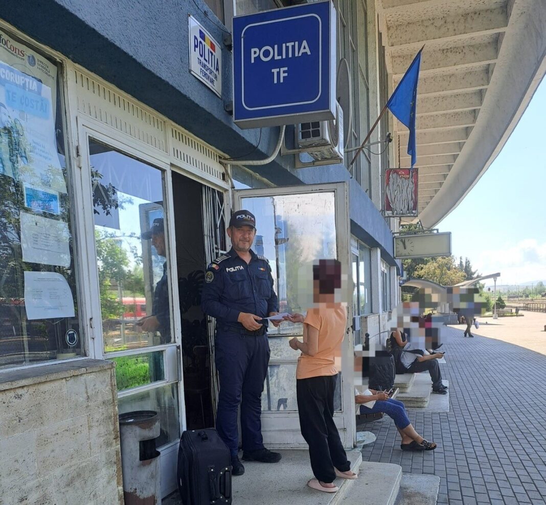 O ALTĂ MISIUNE ÎNDEPLINITĂ CU SUCCES: Un portmoneu cu peste 2.000 de lei și mai multe bunuri au fost găsite de polițiștii Biroului Județean de Poliție Transporturi Maramureș și restituite proprietarei