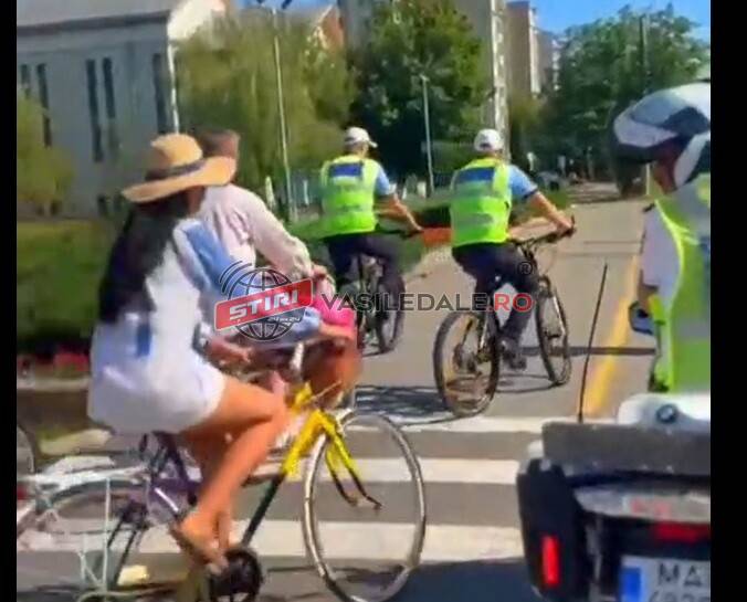 „CU IA PE BICICLETĂ”: Polițiștii s-au alăturat paradei care promovează tradiția și mișcarea