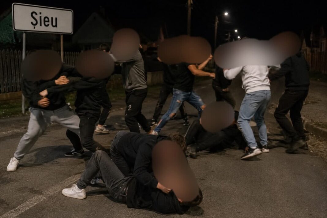SCANDAL DE PROPORȚII: Zece adolescenți s-au agresat reciproc la Șieu. Intervenție a poliției