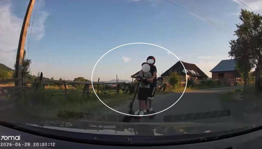 PĂRINȚI FĂRĂ MINTE! Doi copii pe trotinetă electrică prin Groșii Țibleșului. Șoferul i-a evitat în ultima secundă (VIDEO CAMERĂ BORD)