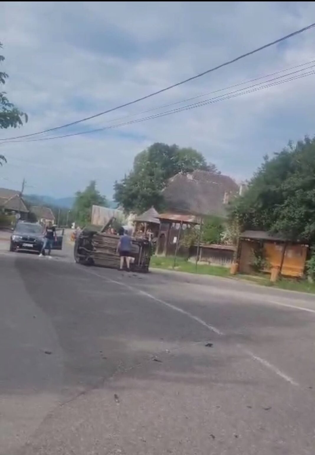 Impact violent în intersecția Călinești – Ocna Șugatag. Mașină răsturnată. Doi copii și trei adulți răniți (foto/video)