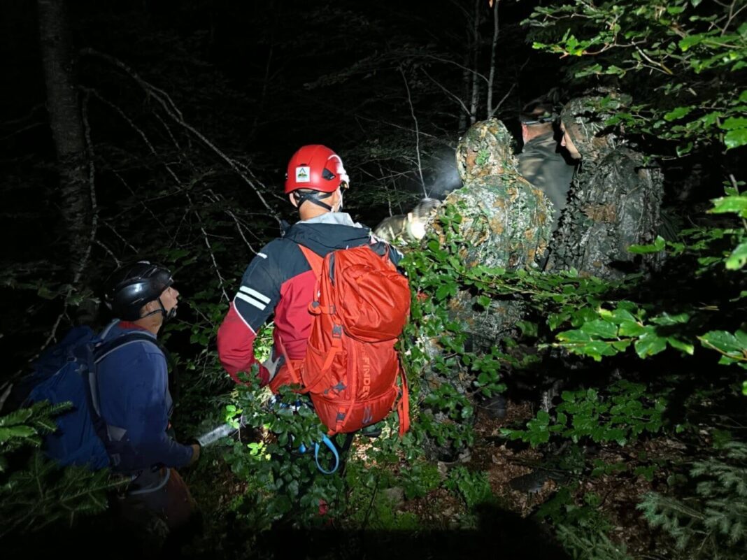 ÎNCEPUT DE WEEKEND PLIN pentru salvamontiștii maramureșeni: 4 ucraineni și 2 turiști salvați din munți (foto)
