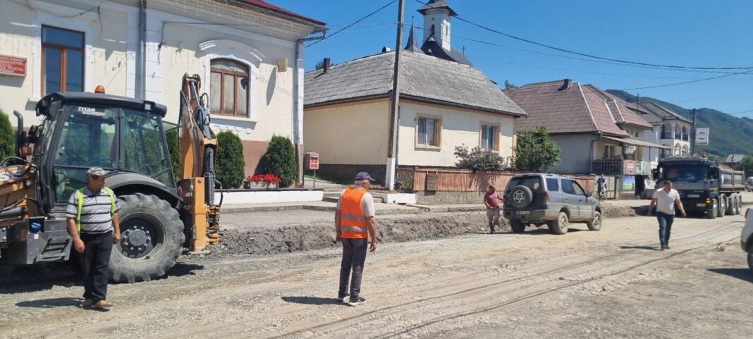 Primarul din Bârsana a cerut să se ude des în zona lucrărilor de pe DJ186