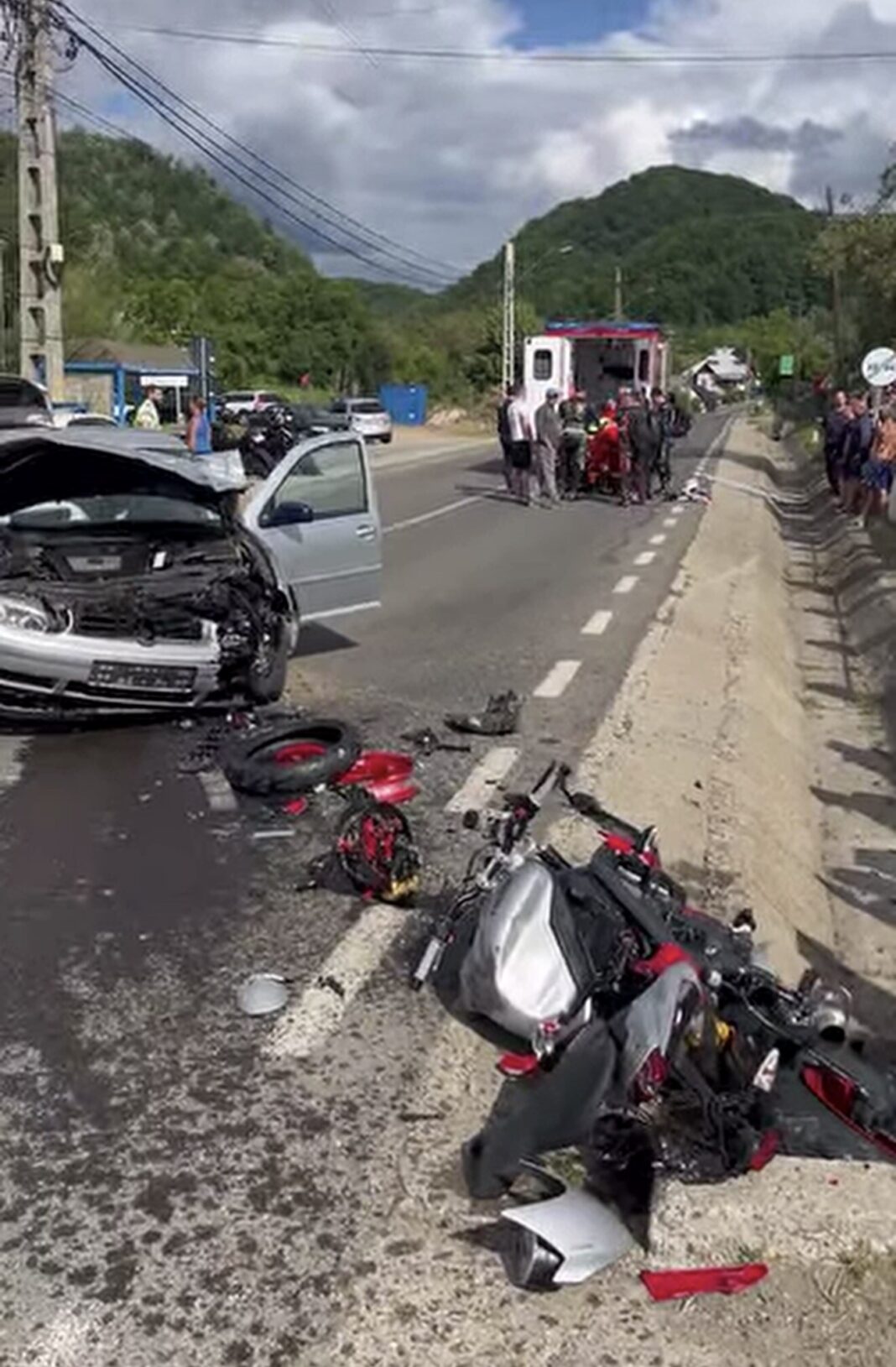 Accident grav în Dănești: motociclist rănit după ce o mașina a ajuns pe contrasens (foto)
